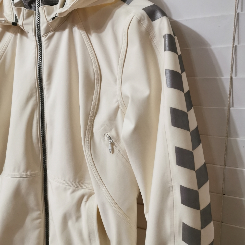 Lululemon Feelin’ Frosty Softshell Jacket - Picture 4 of 13